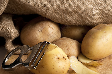 黄麻袋外的马铃薯活力油炸土豆黄色食欲黄麻烤箱图片