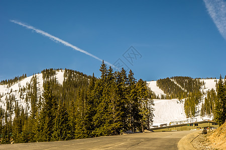 君王路口附近的彩色山脉天空地形树叶滑雪反射季节君主弹簧土壤远景图片