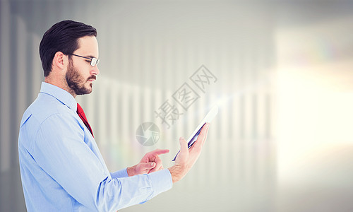 商务人士在数字平板电脑上滚动的复合图像商业男性专注公司商务绘图触摸屏男人计算机衬衫图片