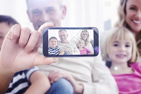 手持智能手机显示的复合图象屏幕女士自拍男人女儿住所金发女郎公寓休闲家庭图片