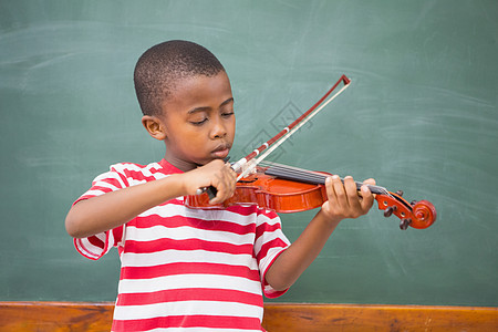 小提琴课在课堂上玩小提琴的可爱学生早教班级知识小学男性教育男生乐器音乐学校背景
