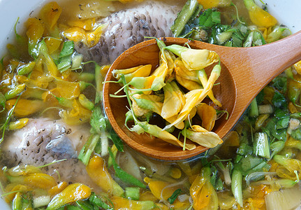 越南食物 酸菜鱼蔬菜汤退烧药盘子营养蔬菜菠萝文化鱼汤图片