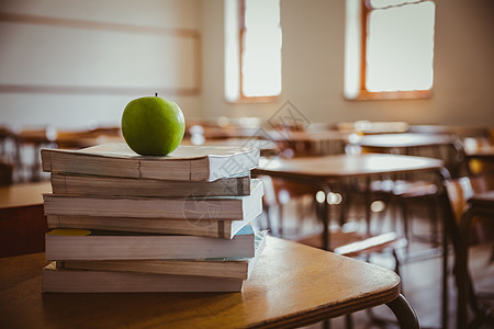 堆积在书本上的苹果学校图书课堂小学背景图片