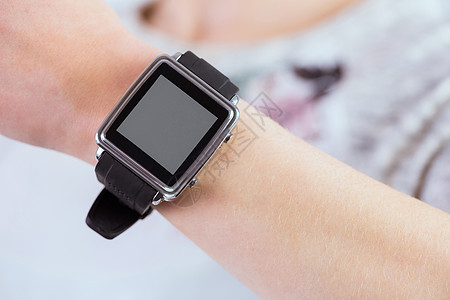 穿着智慧表的女人手臂手表智能女性手腕时间背景图片