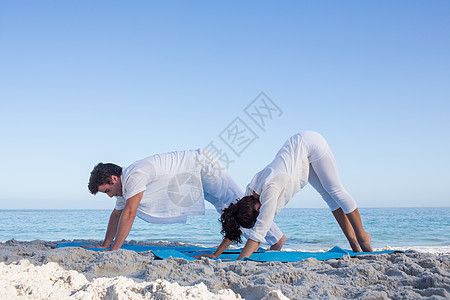 快乐的情侣在水边做瑜伽女士身体夫妻海洋调子男性闲暇男人运动服女性图片