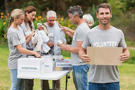 快乐的志愿家庭拿着捐赠箱服务娱乐道德男人志愿者团体农村晴天女士机构图片