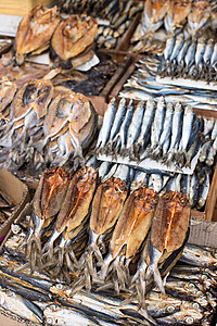 在一个市场上干鱼营养海洋食物公开商业海鲜零售展示图片