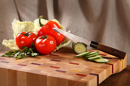 切菜板上的蔬菜胡椒食物绿色健康沙拉厨房木头烹饪香菜红色图片