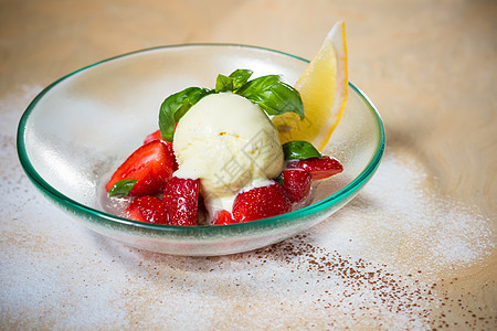 冰淇淋加新鲜草莓奶制品浆果盘子食物甜点圣代冰冻香草糖浆咖啡店图片