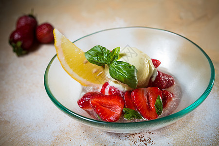 冰淇淋加新鲜草莓圣代奶制品玻璃配料酸奶浆果咖啡店糖浆冰冻味道图片