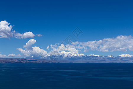 玻利维亚的喀喀湖和安第斯山脉图片