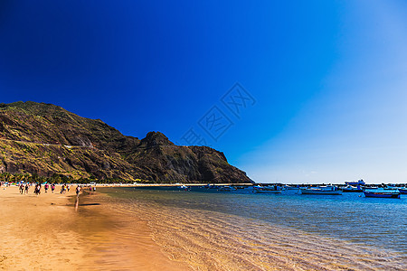 带水和黄沙上波浪的拉斯泰雷西塔斯海滩图片