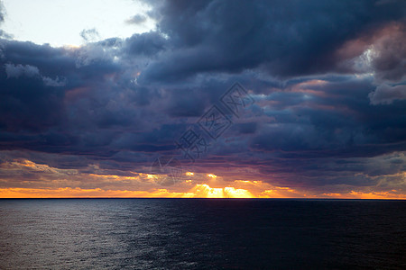 日落笼罩着多云的大西洋图片