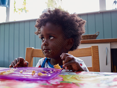 非洲最可爱的黑人婴儿饮食童年食物勺子营养孩子午餐早餐用餐微笑男生图片