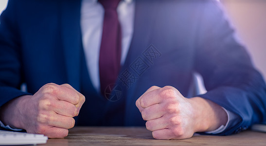 愤怒的商务人士 紧握拳头商务双手套装男性烦躁公司办公室人士夹克领带图片