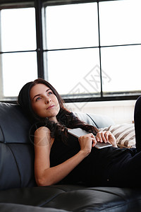 电子产品包装设计美丽的女孩沙发卷曲裙子窗户化妆品互联网长椅眼睛黑发公寓背景