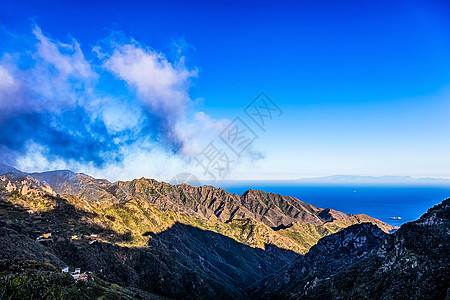 蓝天地平线的云和山海洋白云蓝色天空绿色风景高清图片