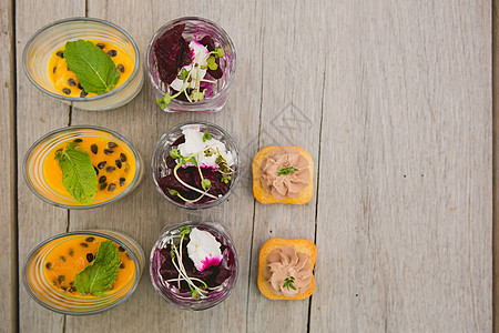 餐饮 玻璃杯中的沙律接待托盘沙拉蔬菜小吃财富眼镜水果婚礼食物图片