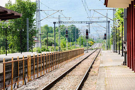 火车站概念车站旅行小路运输货物基础设施多云蓝色火车图片
