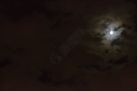 云间月亮背景图片
