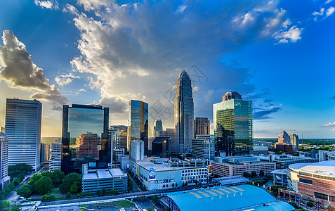 北卡罗莱纳的Charlotte城市天线日落天际都市办公摩天大楼高楼大楼汽车商业建筑学交通图片