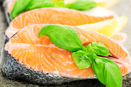 石上含和柠檬的鲑鱼饮食炙烤寿司美食白色餐厅食物鳟鱼鱼片红色图片