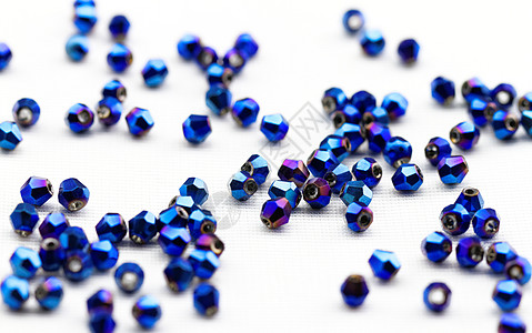 玻璃珠宏观水晶宝石钻孔玻璃首饰珠宝蓝色白色奢华图片