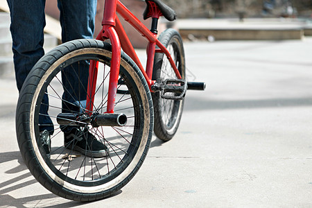 BMX 自行车驾驶机男生红色轮胎青少年闲暇孩子滑冰运动鞋公园牛仔裤图片