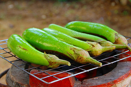 旧式炉灶上新鲜茄子营养蔬菜食物花园炙烤营火火盆土制健康绿色图片