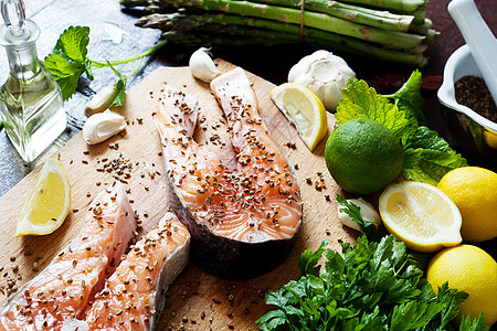 鱼和海木制桌上的鲑鱼和香料鱼片果汁美食草药木板食物烹饪香菜海鲜辣椒背景