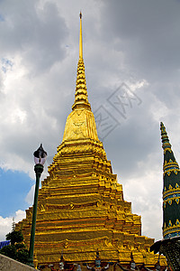 Bangkok雨天庙街灯的泰国地旅行木头金字塔路灯雕塑金子阴影金属马赛克空贴图片