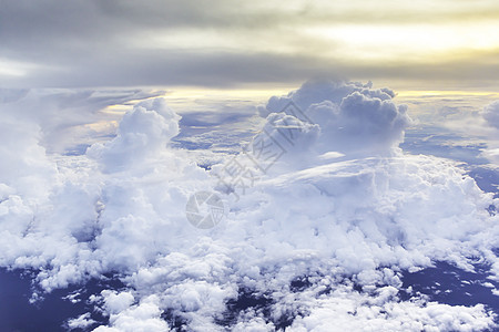 云层中的尼姆布斯图片