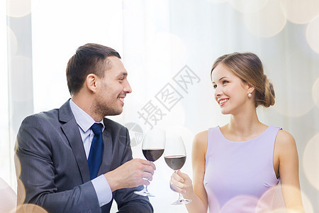 在餐馆喝着葡萄酒的年轻夫妇周年男人女朋友幸福玻璃干杯生日庆典女性餐厅图片