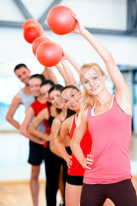 一群微笑着的人与球一起工作火车女性运动男人损失幸福力量班级运动服重量图片
