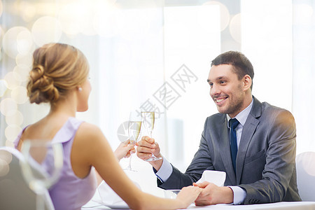 一对夫妇在餐厅 喝香槟的杯子酒精庆典纪念日周年男朋友微笑家庭男性妻子生日图片