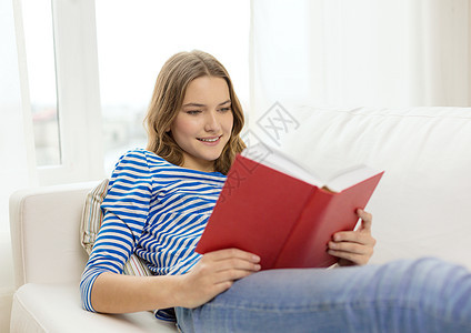 带着微笑的少女女孩在沙发上读书成人学校图书馆教育长椅活动青少年学习大学叶子图片