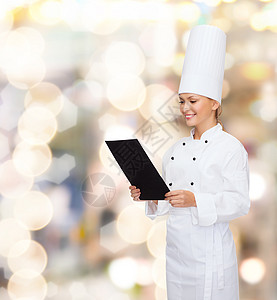 带黑白纸 微笑着的女厨师女性管理人员食物阅读成人餐厅工作食谱帽子女孩图片