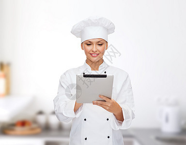 配有平板电脑的笑着女厨师成人管理人员房间幸福技术工作药片餐厅美食食物图片