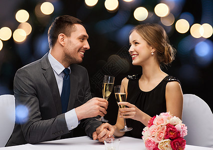 一对夫妇在餐厅 喝香槟的杯子奢华牡丹玫瑰纪念日周年酒精干杯女朋友庆典蜡烛图片