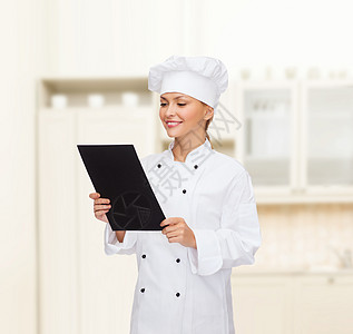 带黑白纸 微笑着的女厨师工作美食工人餐厅帽子菜单广告阅读女士面包师图片