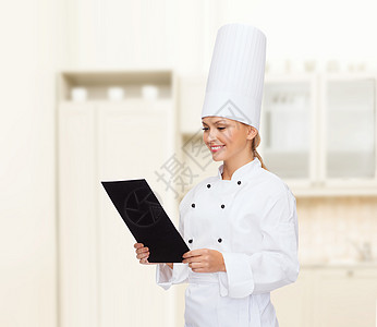 带黑白纸 微笑着的女厨师房间工作职业食物厨房服务食谱广告阅读女士图片