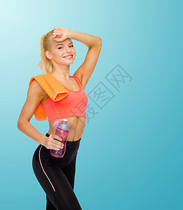 带着毛巾和水瓶 微笑的运动妇女身体瓶子训练耐力肌肉口渴重量液体损失减肥图片