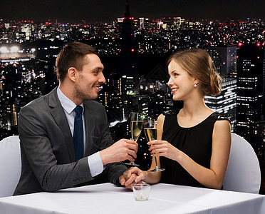 一对夫妇在餐厅 喝香槟的杯子周年男朋友女士蜡烛奢华男人女性眼镜生日酒精图片