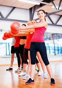 一群微笑着的人与球一起工作运动身体损失平衡护理训练力量重量运动服培训师图片