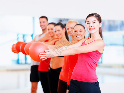 一群微笑着的人与球一起工作培训师女性平衡朋友们重量火车团体幸福运动服运动装图片