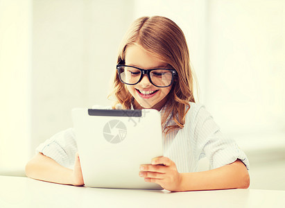 带着平板电脑的微笑着女孩在学校里青少年学生青春期家庭作业课堂药片玩家学习技术孩子图片