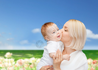 快乐的母亲亲吻微笑的婴儿乐趣母性拥抱花朵孩子女儿儿子女孩新生女士图片