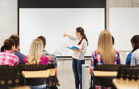 课堂上微笑的学生群体朋友们拉丁女性青少年团队会议知识报告学校教育图片