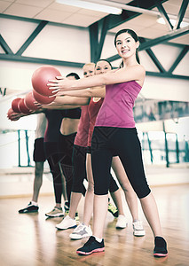 一群微笑着的人与球一起工作团体训练身体力量护理女性运动装平衡培训师成年人图片