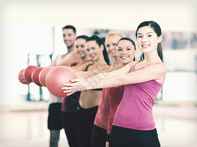 一群微笑着的人与球一起工作团队身体幸福损失班级灵活性培训师护理运动服平衡图片
